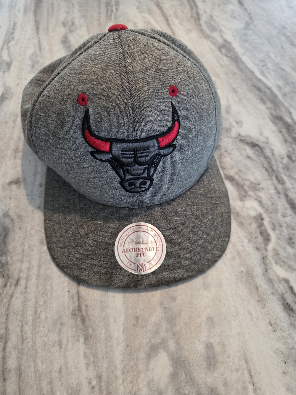 Chicago Bulls Hat Mitchell & Ness NBA Snapback Grey/Red Bull Logo